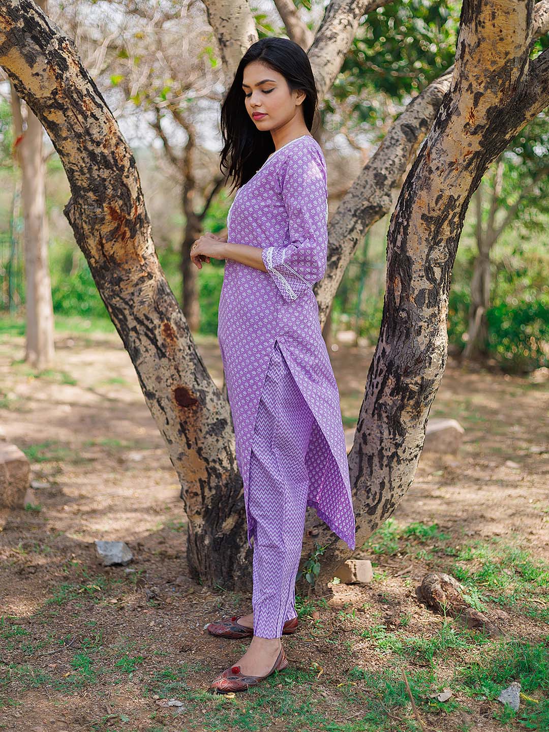 Mauve kurta set with lace details  and sleeves with Back lace patch.